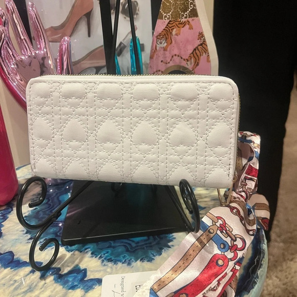 Blush Kiss NWT Women's White Soft Faux Leather Wallet with Gold Hardware Hearts - Picture 3 of 6